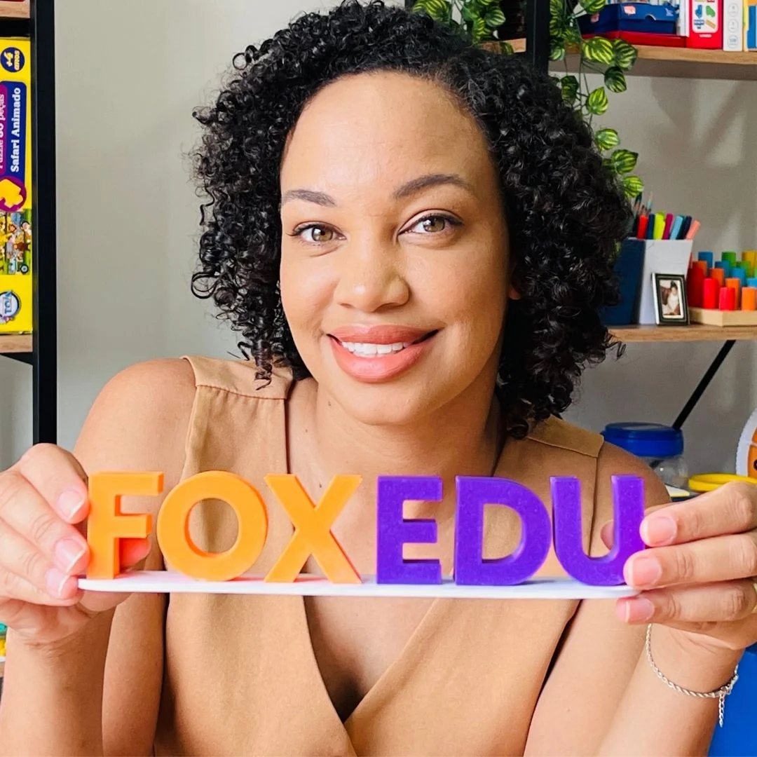 Profe. Stephanie Honorato segurando a marca FoxEdu